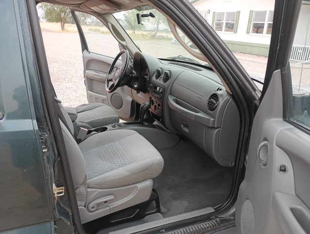 2006 LIBERTY SPORT 4X4 (10).jpg